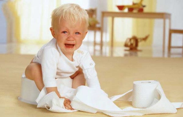 BỐ MẸ CẦN LÀM GÌ KHI TRẺ BỊ TÁO BÓN ?