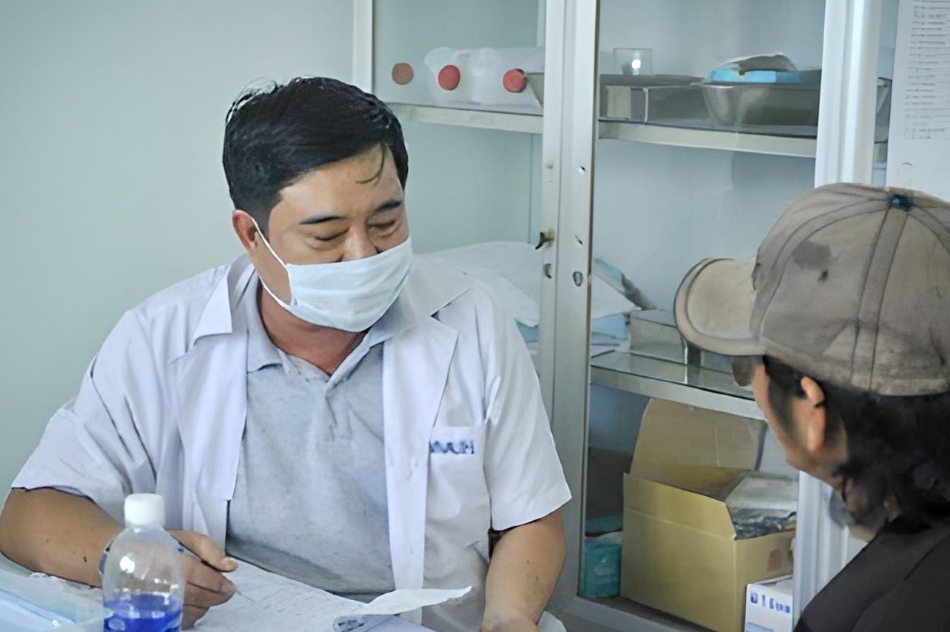 Bác sĩ Trần Thành Tới - Tư vấn thăm khám cho các bệnh nhân